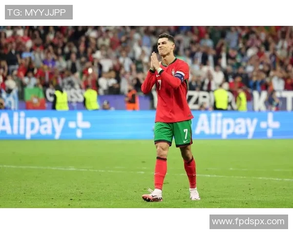 球迷疯狂冲入赛场夺C罗球衣引发热议与争议